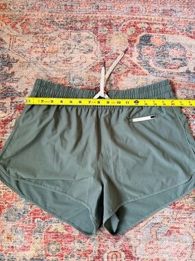 Vuori Women’s Running Shorts in Pistachio (size L)